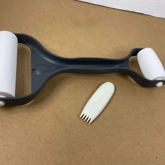 Pampered Chef Baker's Roller & Cut-N-Seal Set - Picture 8 of 11